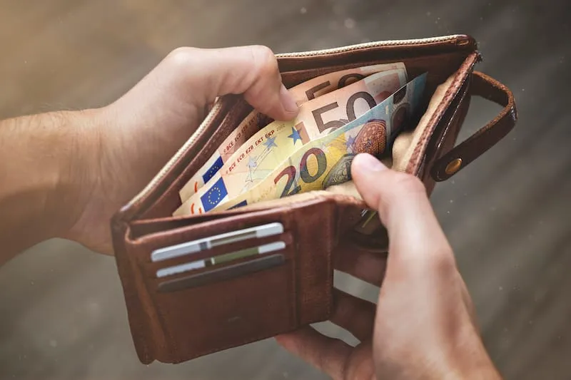 un porte monaie avec des billets en euros mis en valeur