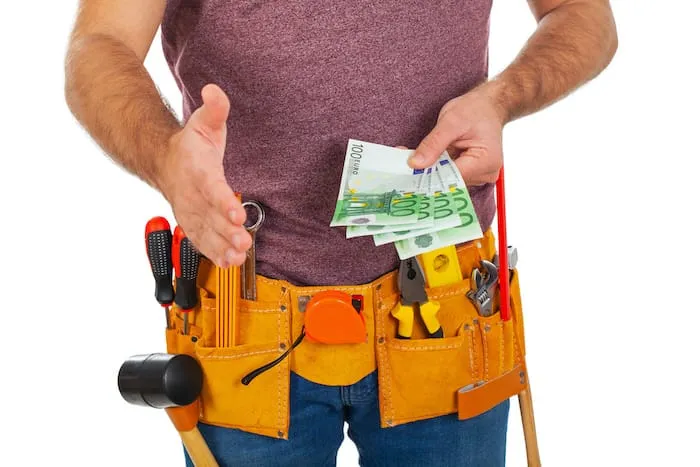 un porte monaie avec des billets en euros mis en valeur