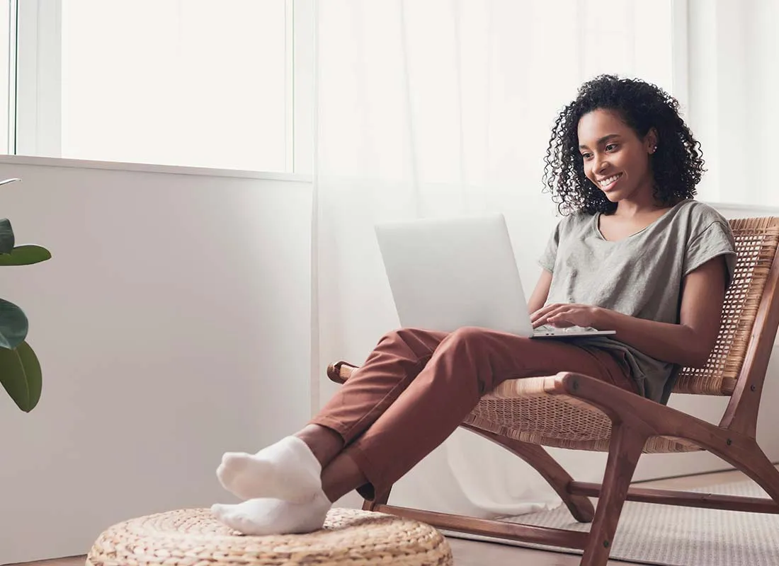 Une femme sur son ordinateur fait une demande de femme de ménage sur Yoojo