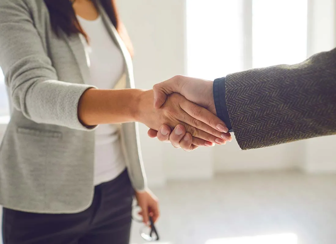 Une femme de ménage et son employeur viennent de signer un contrat de travail