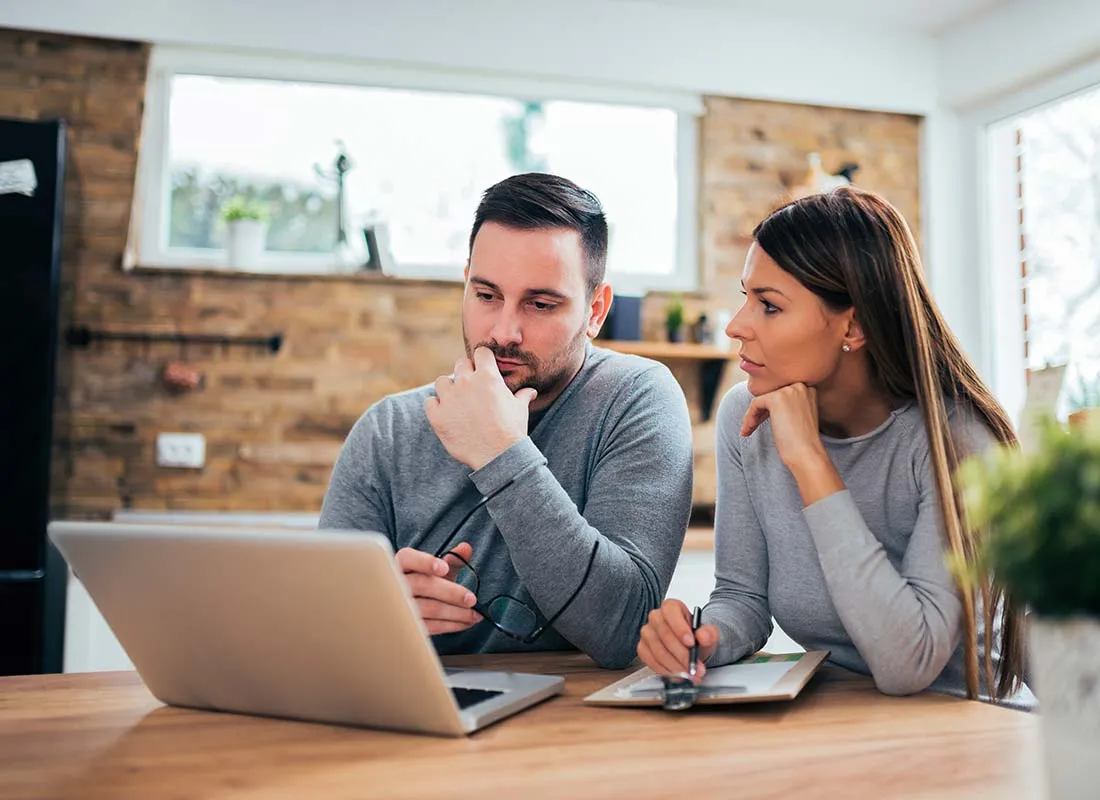 Une femme de menage et son employeur en train de réaliser un plan de ménage