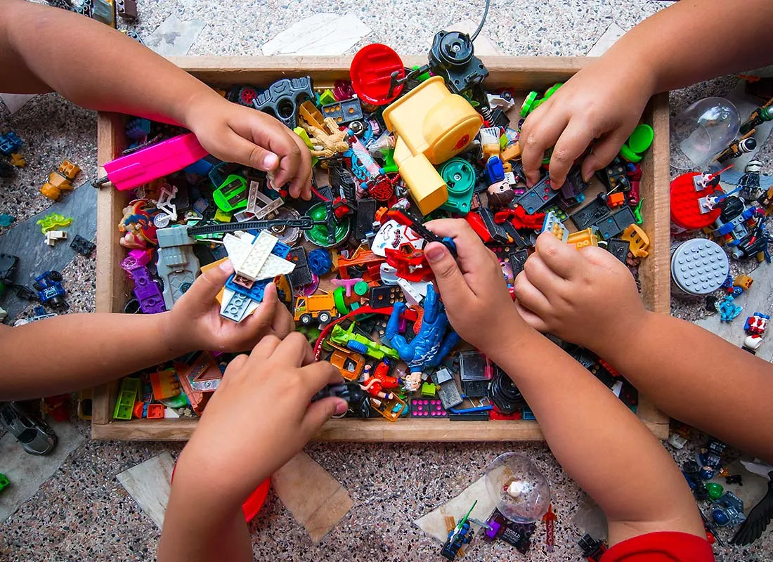 Une famile en train de faire des Legos