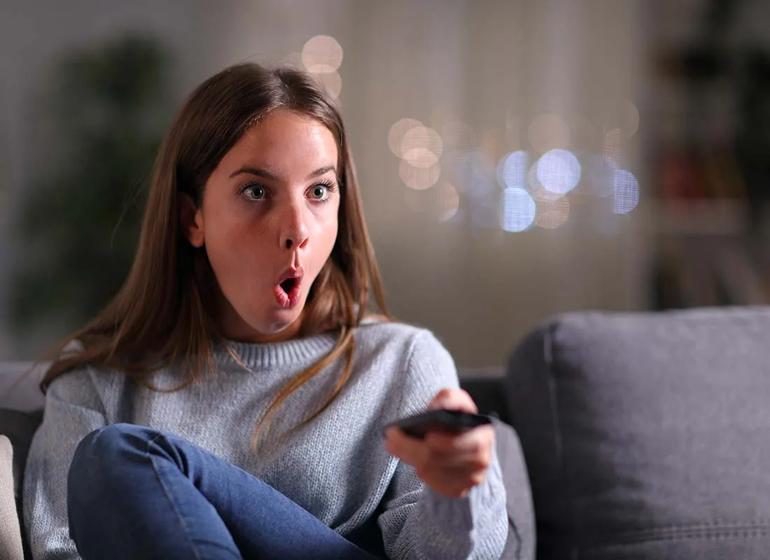 Une femme avec du temps libre en train de regarder la télé