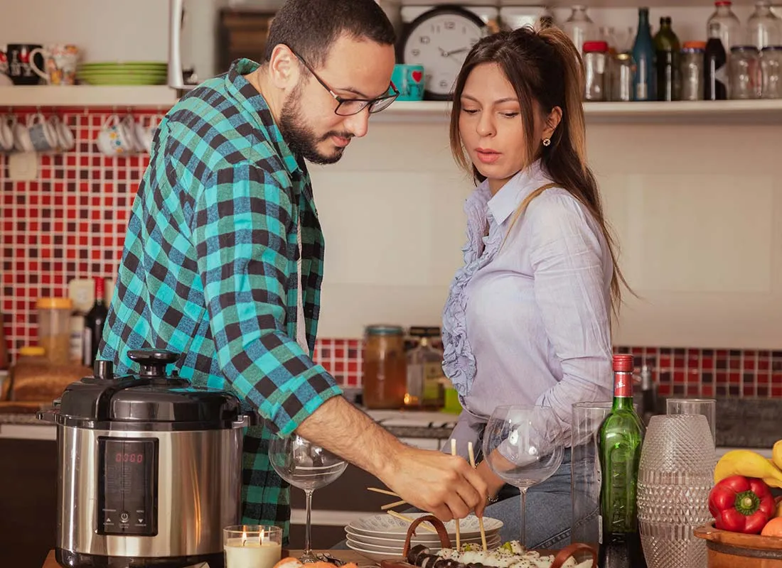 Un couple apprend à faire des sushis