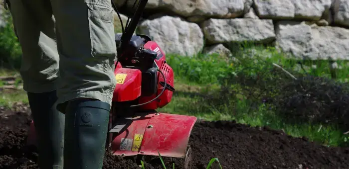 Rovesciare il terreno del giardino
